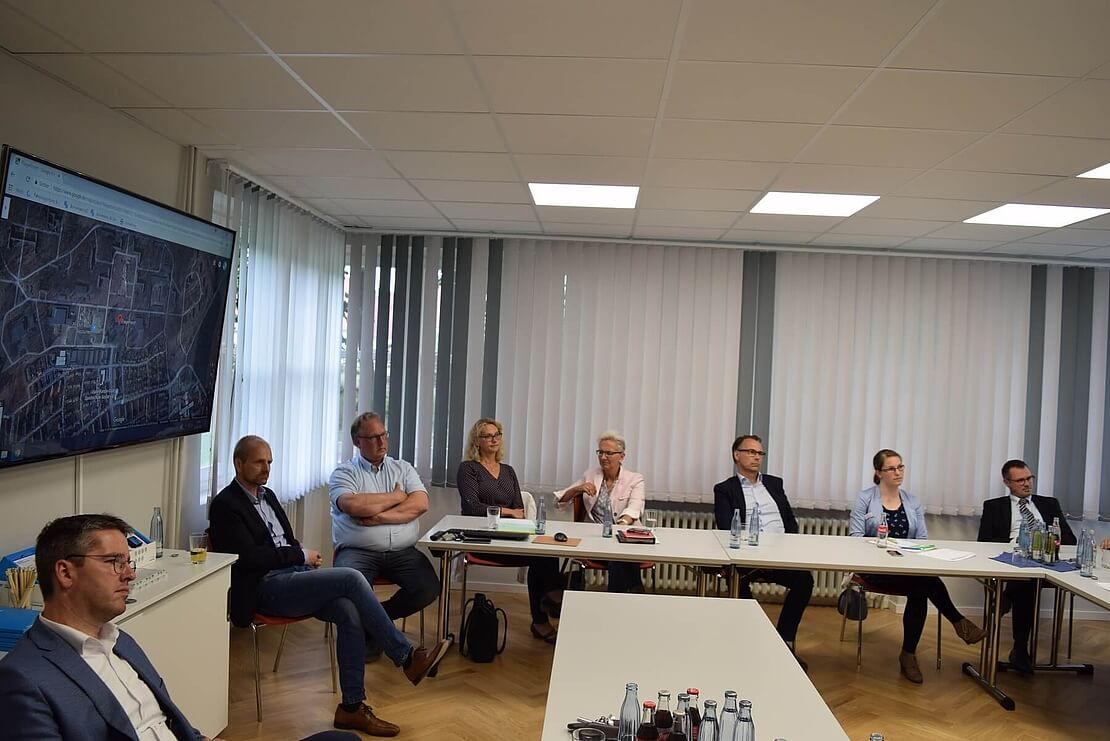18 unternehmerinnen und unternehmer tauschen sich ueber die entwicklung des fliegerhorst goslar aus